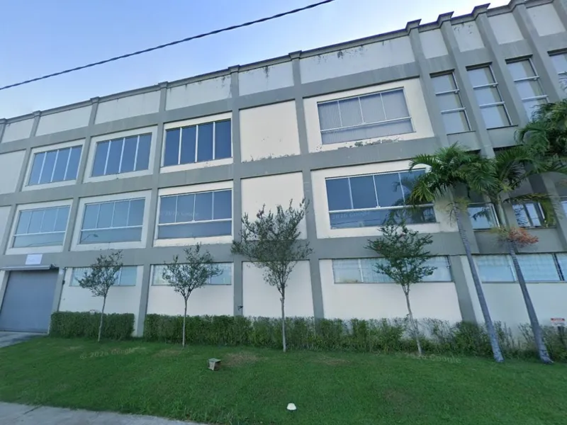 Comercial em leilão