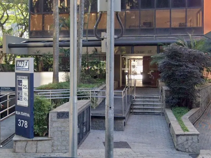 Comercial em leilão