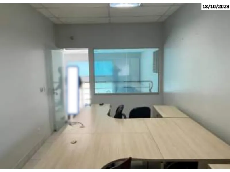 Comercial em leilão