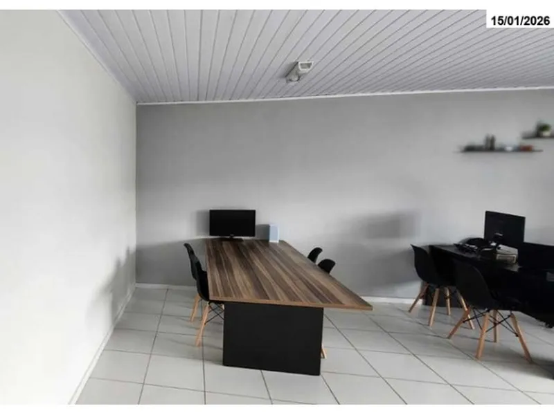 Comercial em leilão