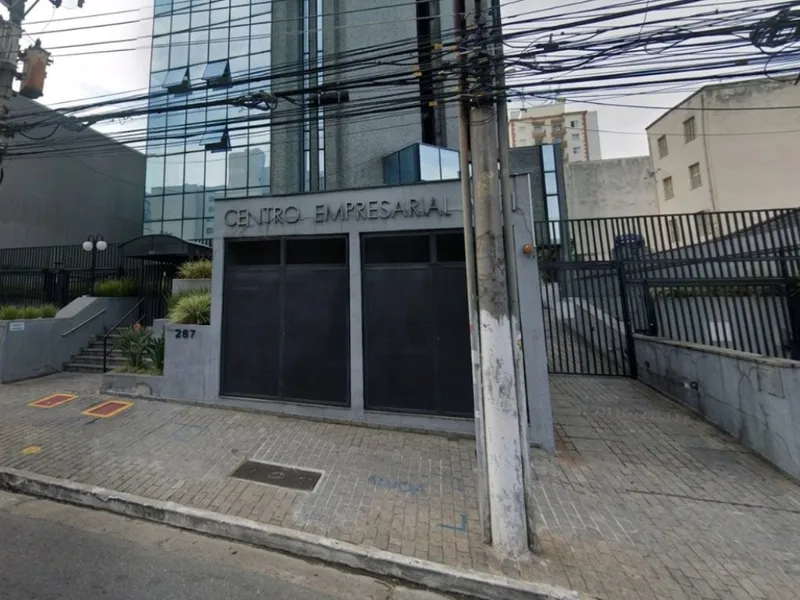 Comercial em leilão