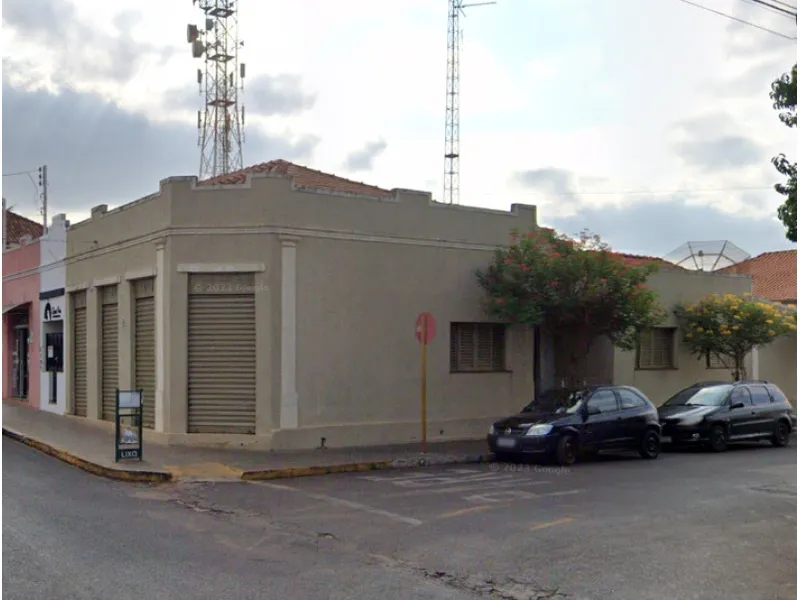 Comercial em leilão