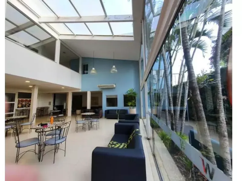 Comercial em leilão