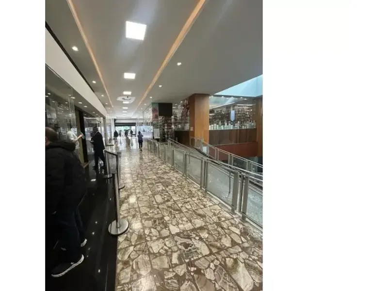 Comercial em leilão