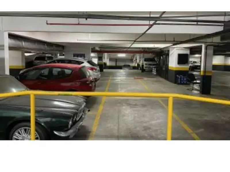 Comercial em leilão