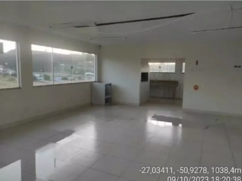 Comercial em leilão
