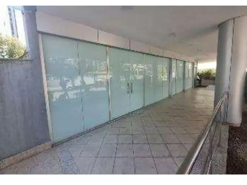 Comercial em leilão
