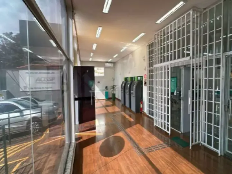 Comercial em leilão