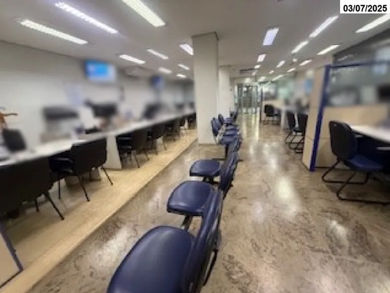 Comercial em leilão
