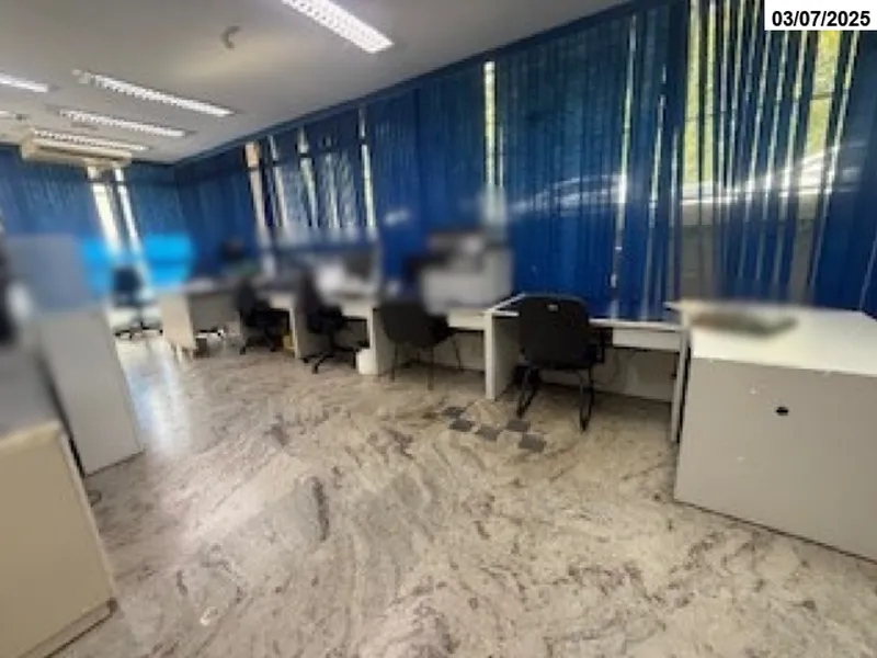 Comercial em leilão