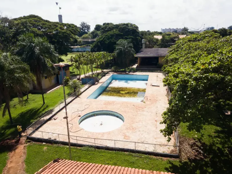 Comercial em leilão