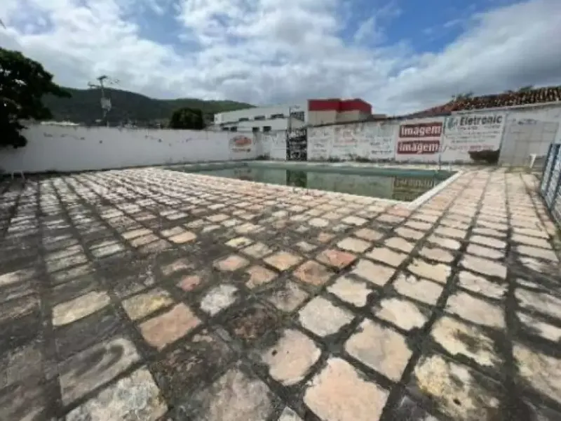 Comercial em leilão