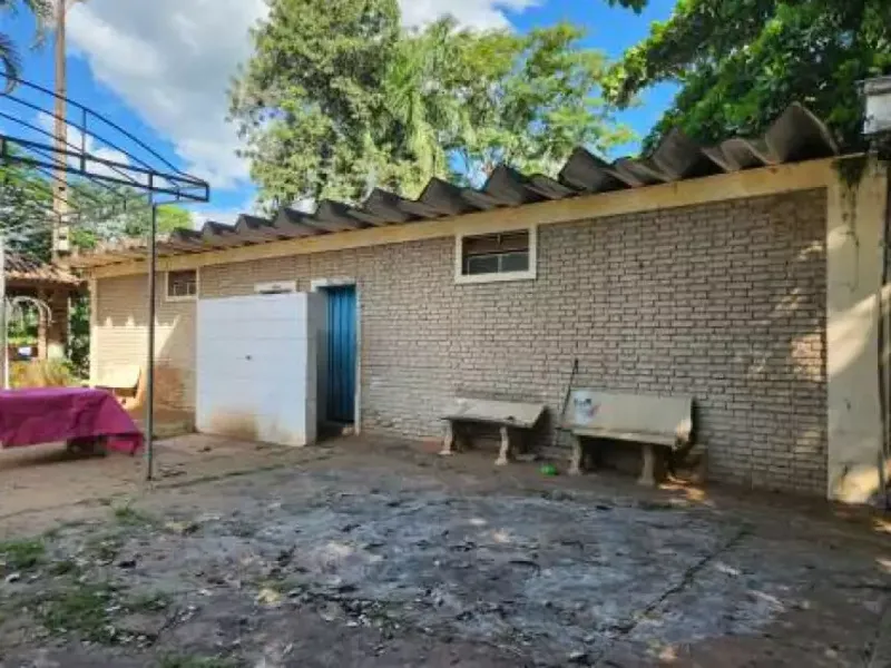 Comercial em leilão