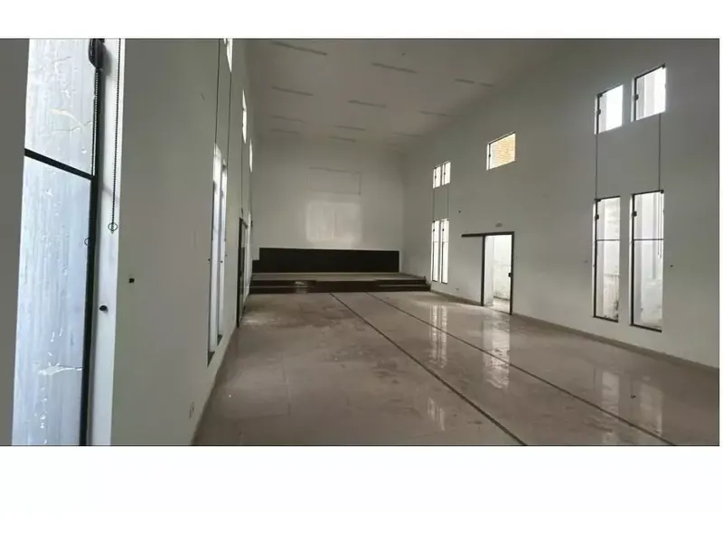 Comercial em leilão