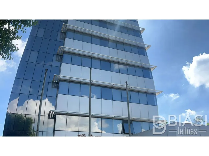 Comercial em leilão