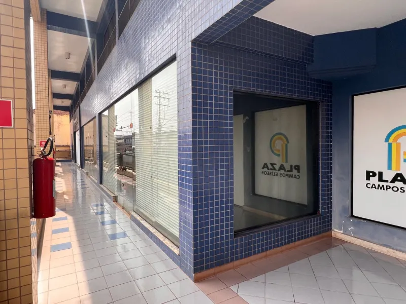 Comercial em leilão