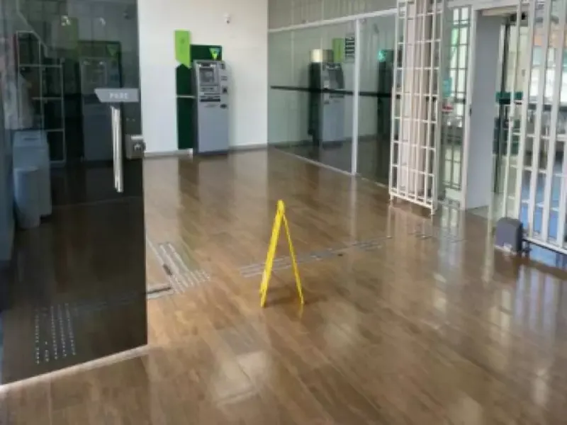 Comercial em leilão