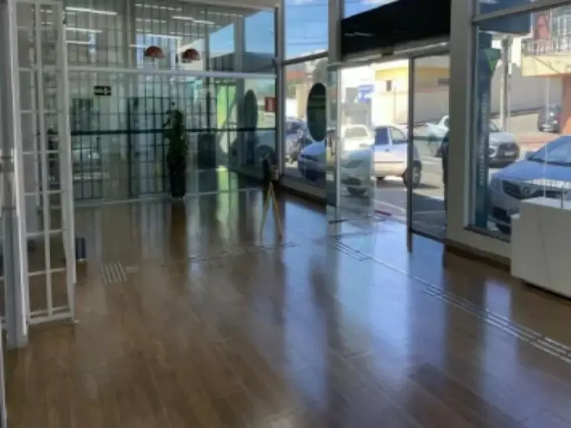 Comercial em leilão