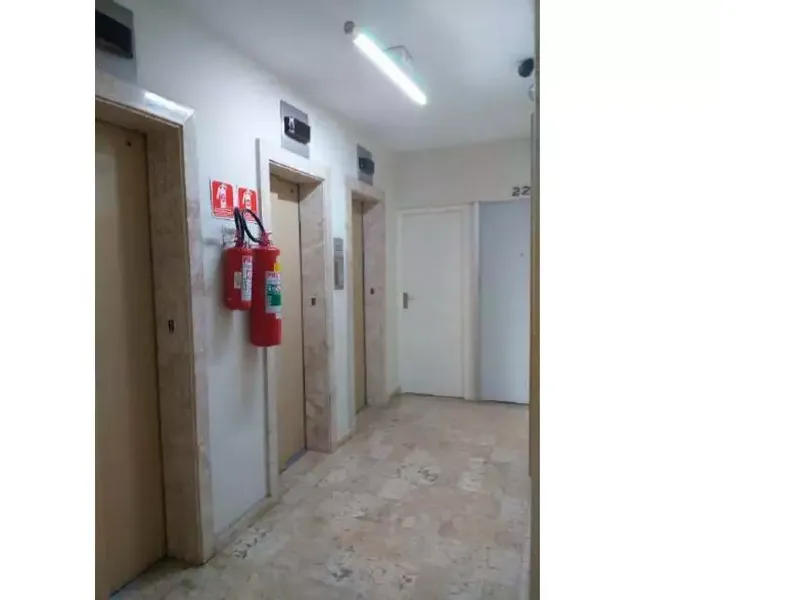 Comercial em leilão