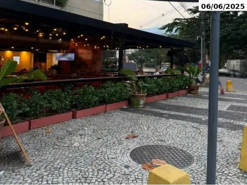 Comercial em leilão