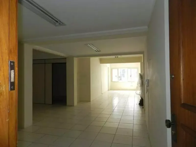 Comercial em leilão