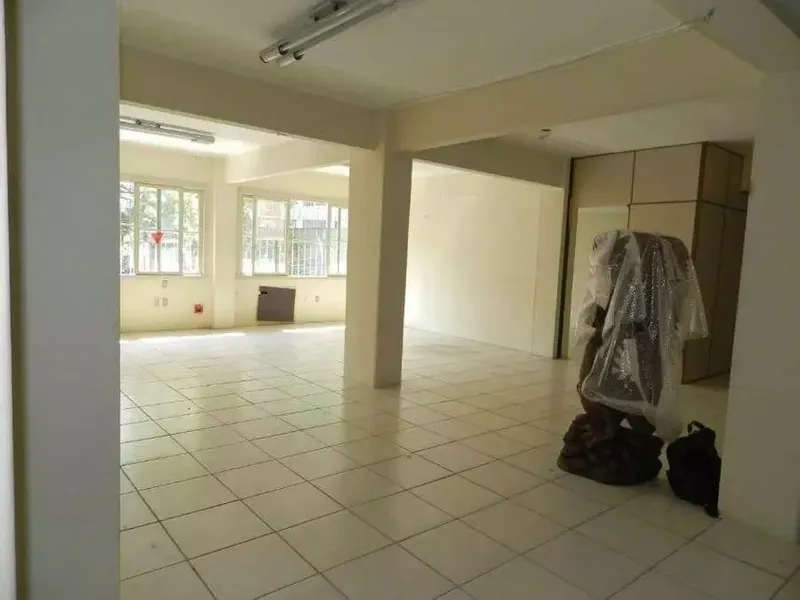 Comercial em leilão