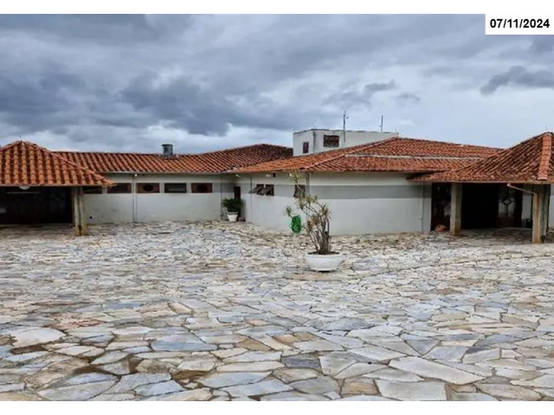 Comercial em leilão
