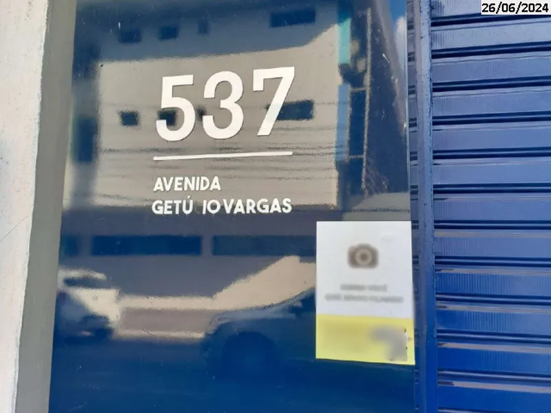 Comercial em leilão