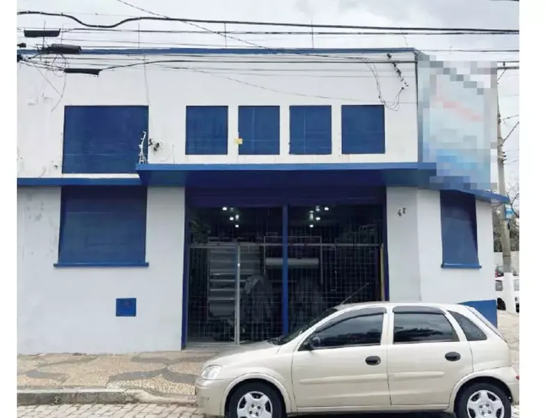 Comercial em leilão