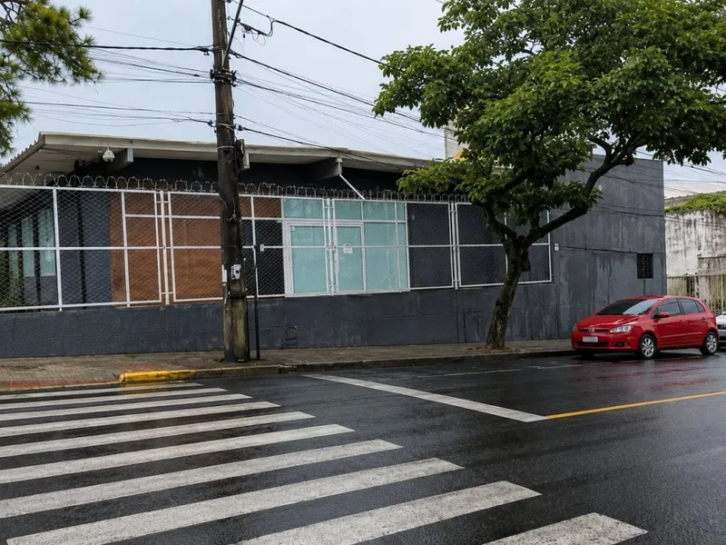 Comercial em leilão