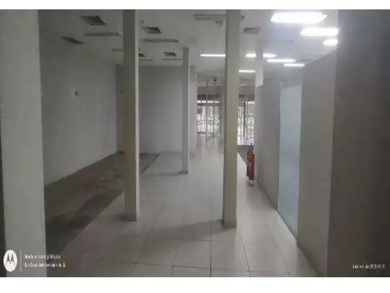 Comercial em leilão