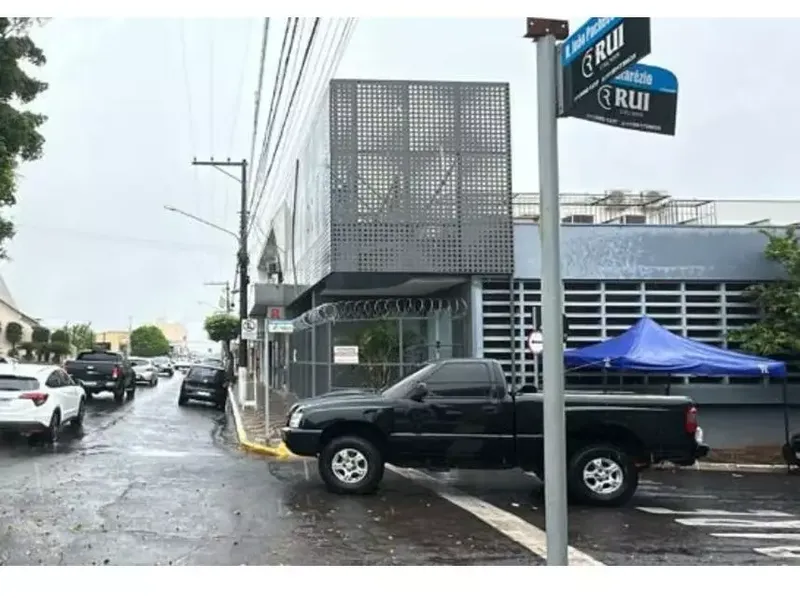 Comercial em leilão