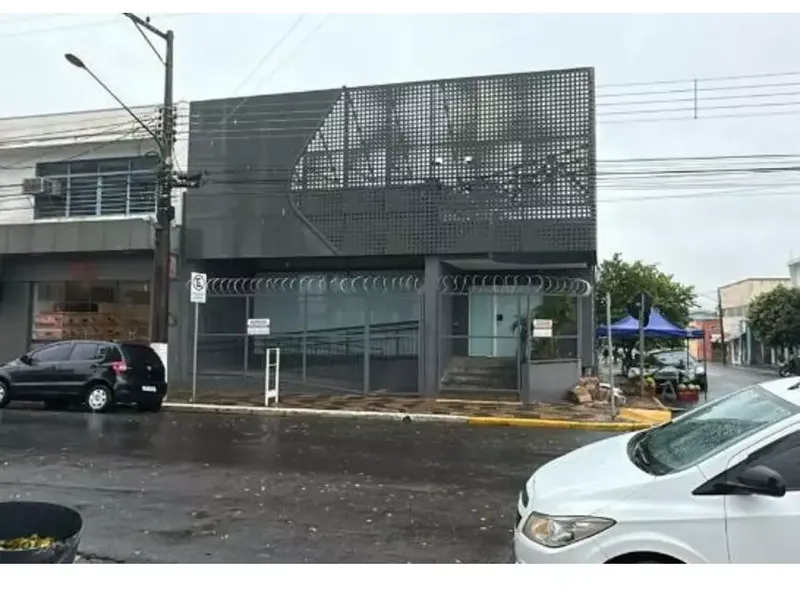 Comercial em leilão