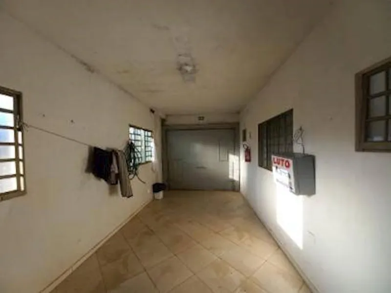 Comercial em leilão