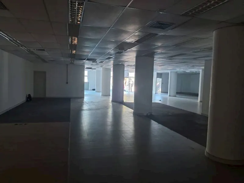 Comercial em leilão