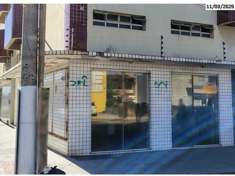Comercial em leilão