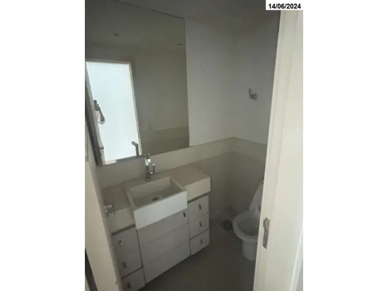 Comercial em leilão