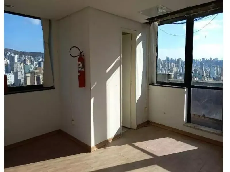 Comercial em leilão