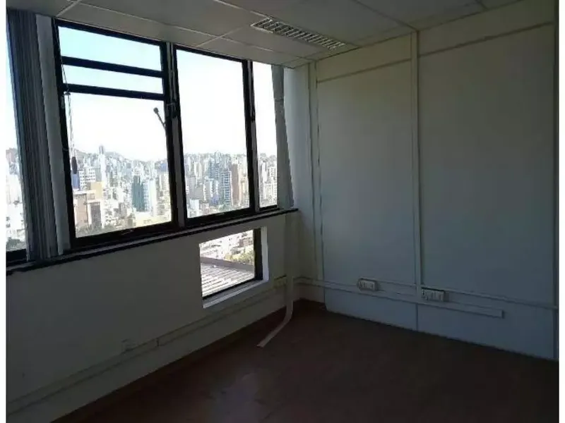 Comercial em leilão