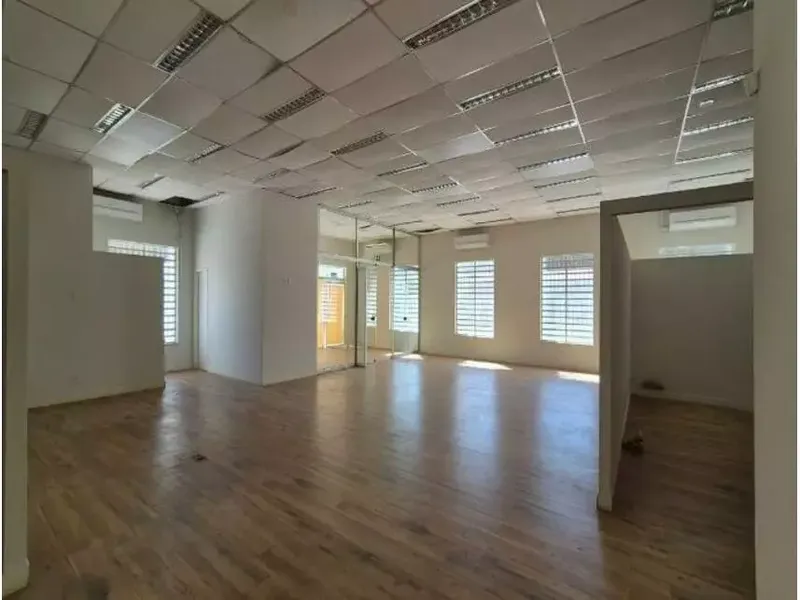 Comercial em leilão