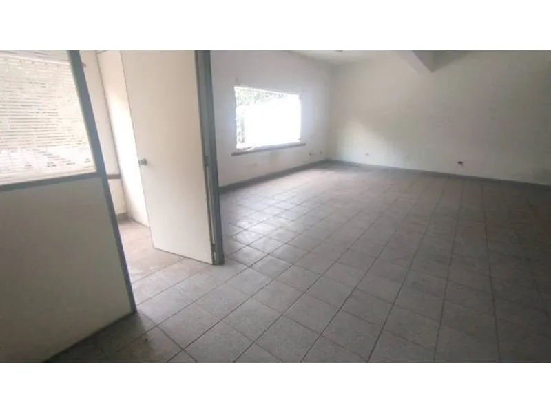 Comercial em leilão