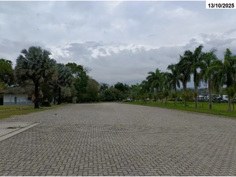 Comercial em leilão