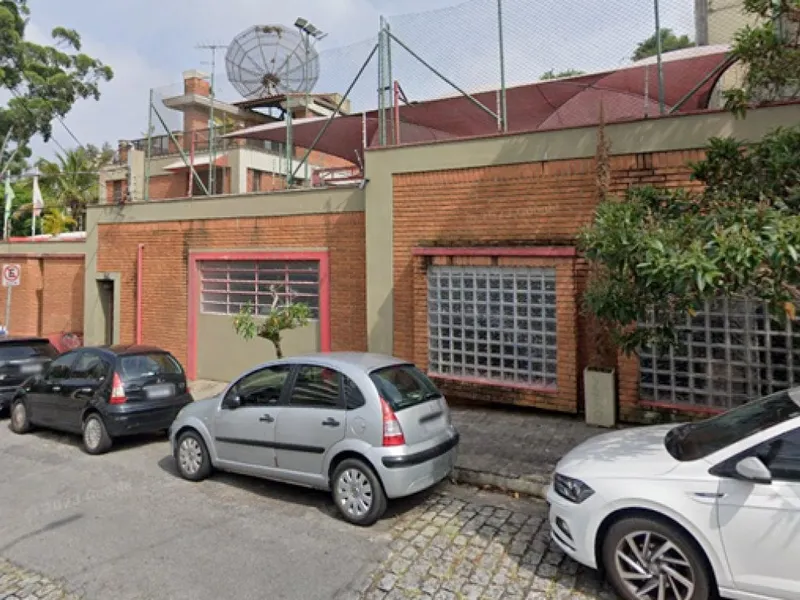 Comercial em leilão