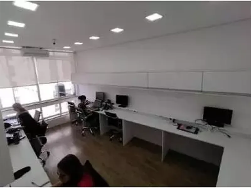 Comercial em leilão