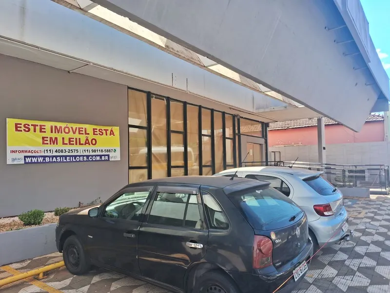 Comercial em leilão