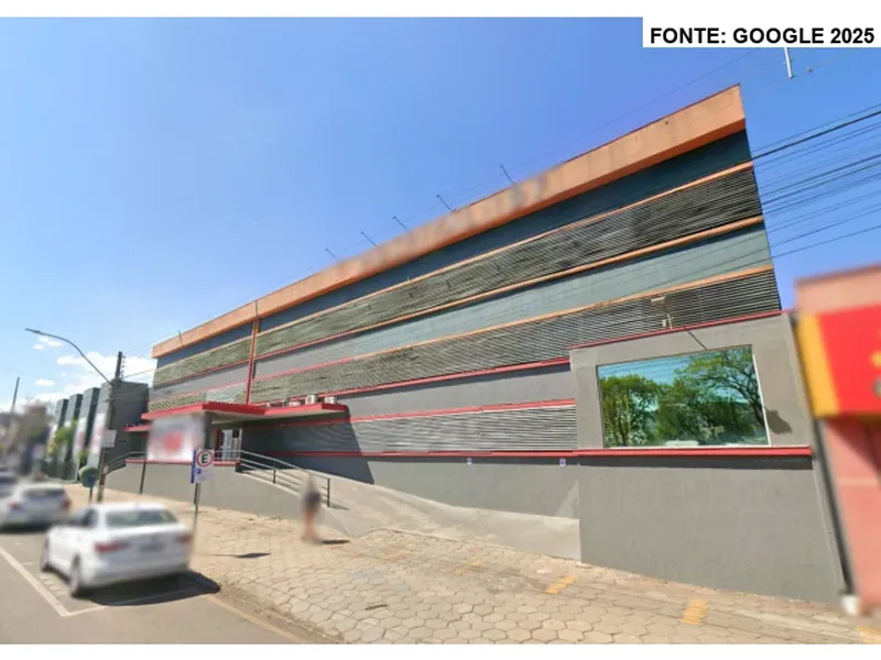 Comercial em leilão