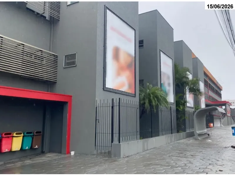 Comercial em leilão