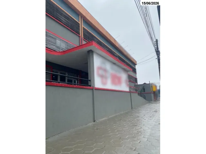Comercial em leilão