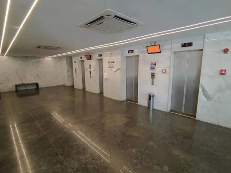 Comercial em leilão