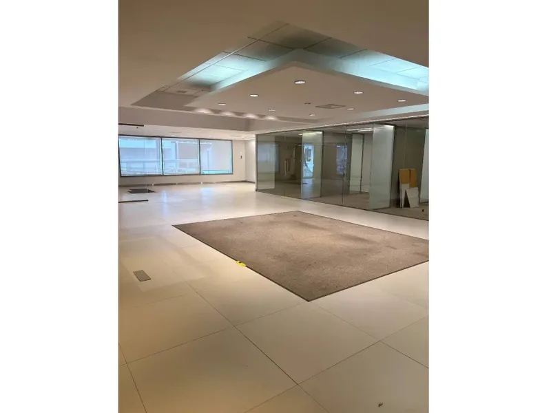 Comercial em leilão